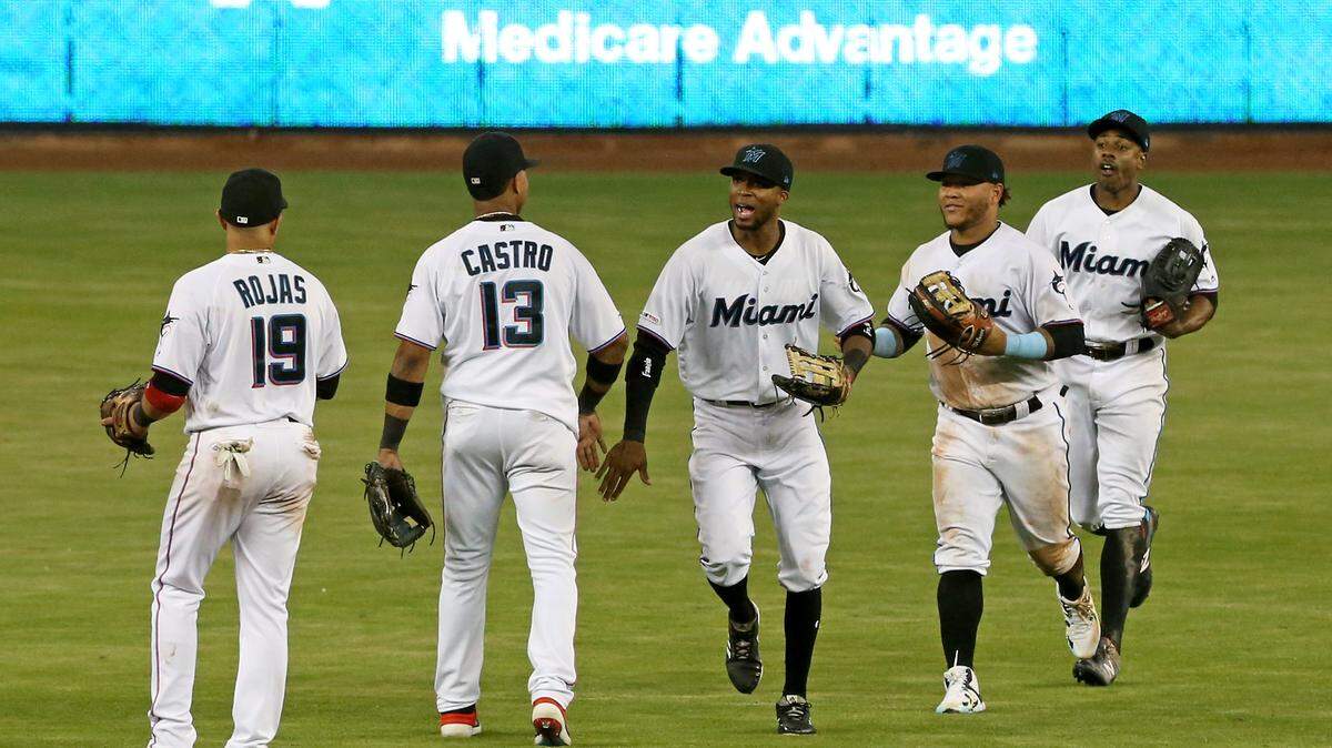 Los jugadores de los Marlins Miguel Rojas, Starlin Castro, Rosell Herrera, Harold Ramírez y Curtis Granderson (de izq. a der.) celebran tras el triunfo ante los Gigantes de San Francisco, el 29 de mayo de 2019 en Miami.
