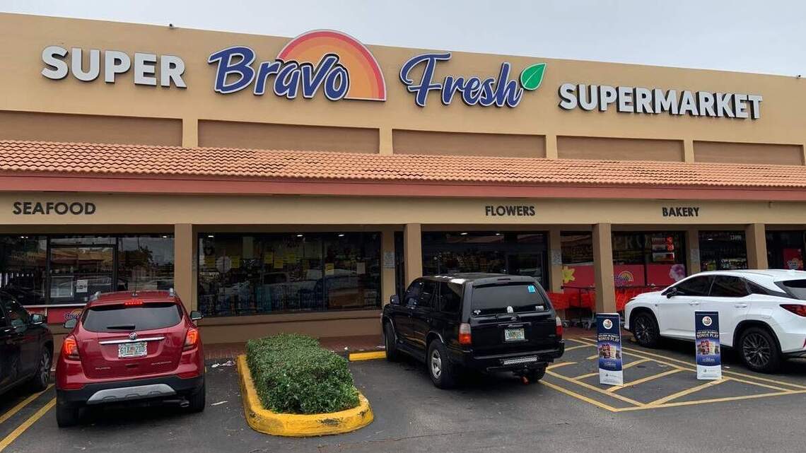 Carne vieja, pastelitos en mal estado y equipos sucios en un supermercado de Miami