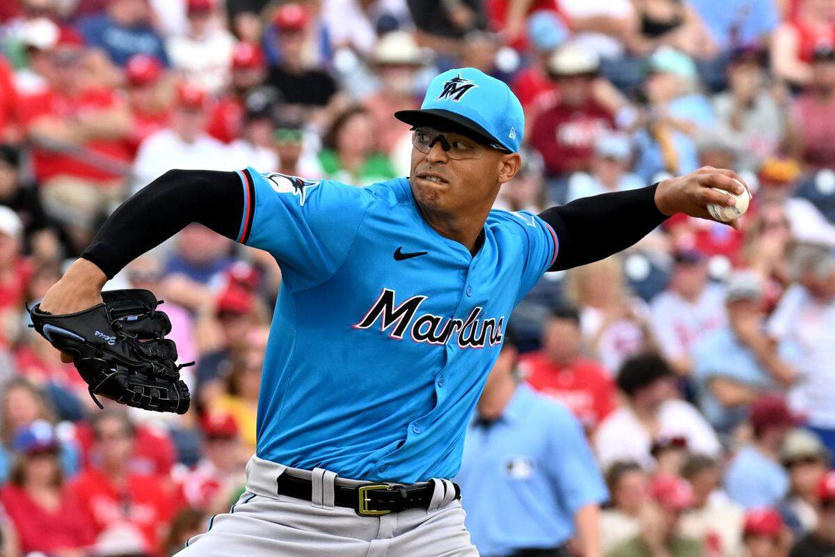 El abridor de los Marlins de Miami Jesús Luzardo lanza en el primer inning ante los Filis de Filadelfia, en el partido de pretemporada celebrado el 1ro de marzo de 2024 en Jupiter, Florida.