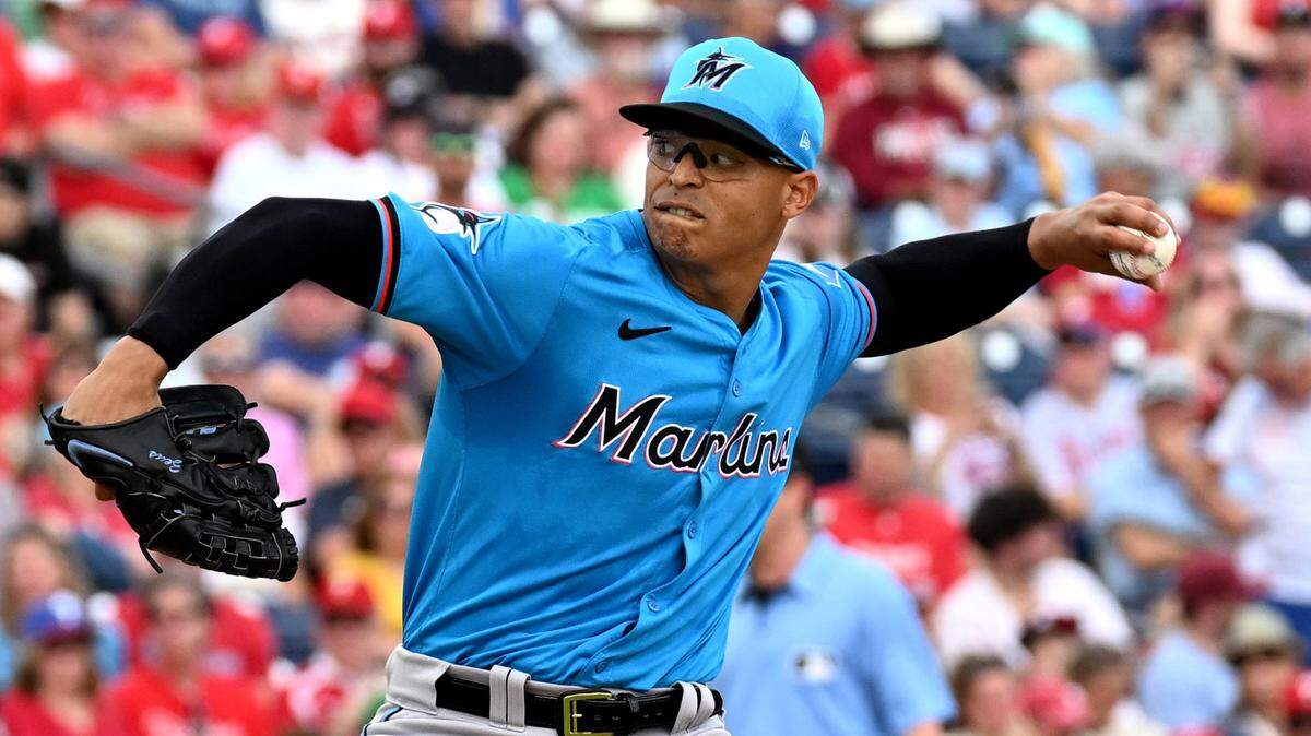 El abridor de los Marlins de Miami Jesús Luzardo lanza en el primer inning ante los Filis de Filadelfia, en el partido de pretemporada celebrado el 1ro de marzo de 2024 en Jupiter, Florida.