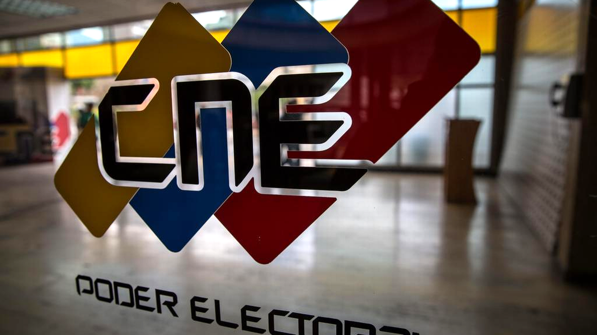 Vista de las iniciales del Consejo Nacional Electoral (CNE) son vistas en la entrada del organismo el miércoles 14 de septiembre del 2016 en Caracas (Venezuela). 