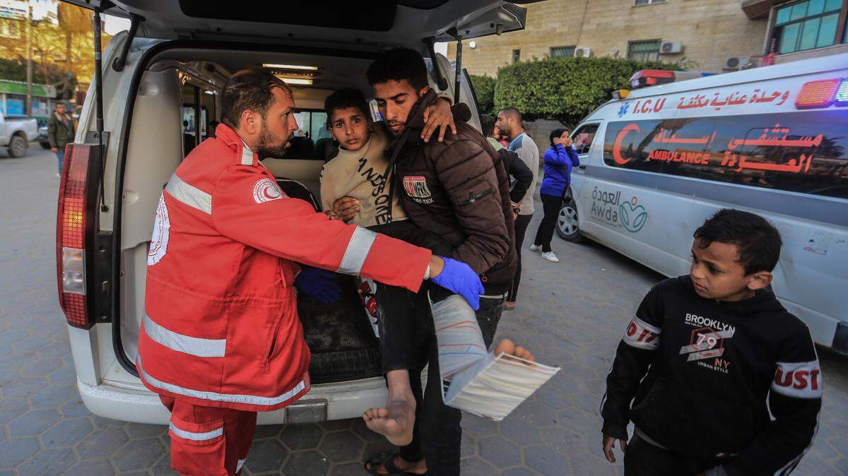 Un niño herido llega al hospital Mártires de Al-Aqsa en la ciudad de Deir al-Balah, en la Franja de Gaza, el 20 de febrero de 2024.