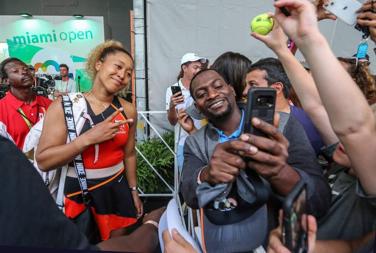 Naomi Osaka posa para un selfie tras vencer a Belinda Bencic, el jueves 31 de marzo de 2022 en Miami Garden, Forida.