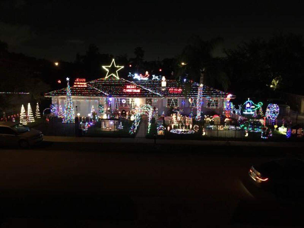 Los vecinos se reúnen cada Acción de Gracias para ver a Ángel Alduncin encender sus luces de Navidad. Foto cortesía Emily Wong.