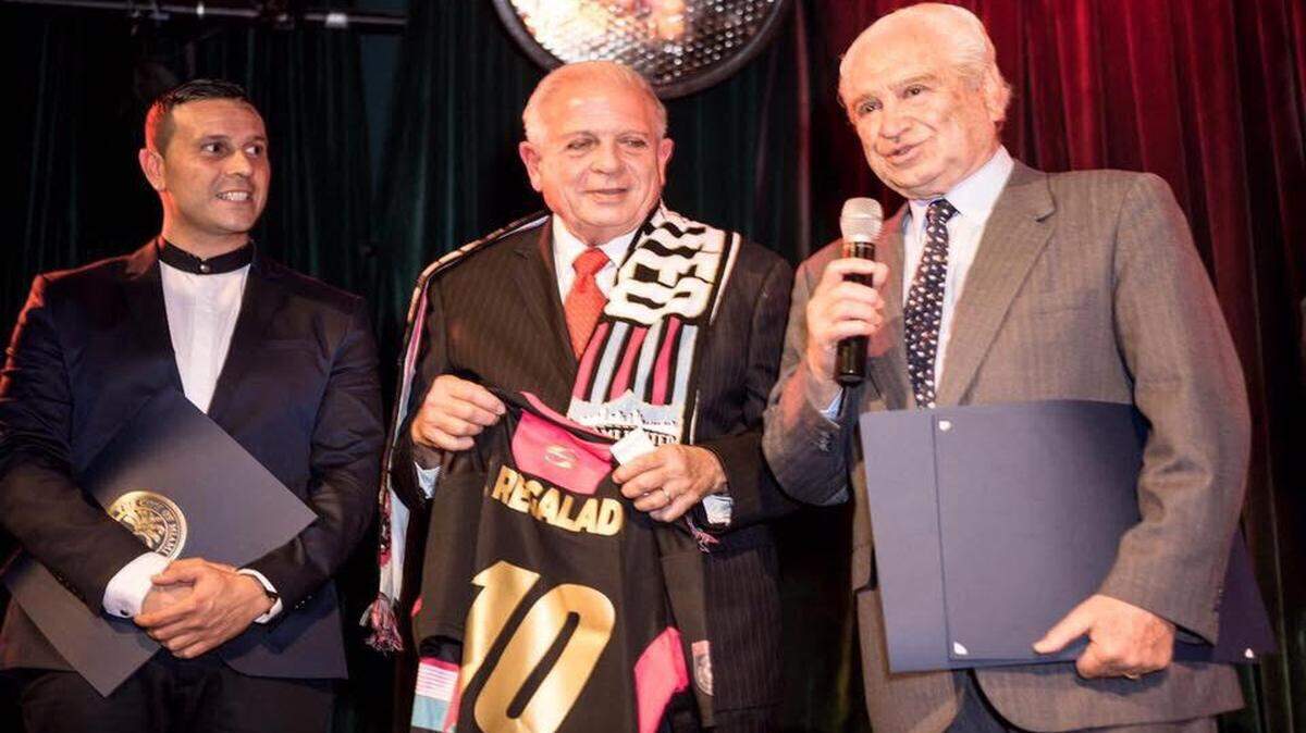 El CEO Roberto Sacca (izq.) y el presidente Miguel Nasur (der.), ambos del Miami United FC, y el alcalde de Miami Tomás Regalado durante la presentación oficial para la temporada, el jueves 27 de abril del 2017.