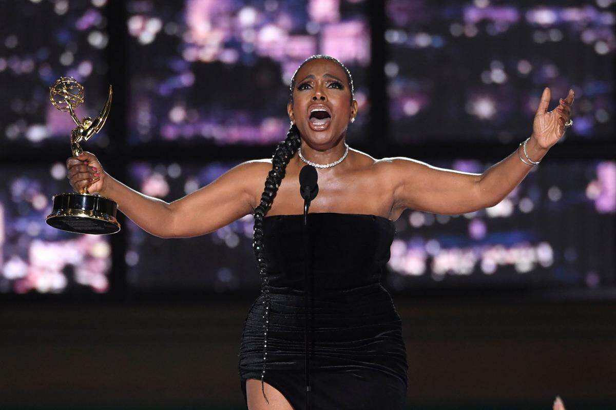 Sheryl Lee Ralph Ralph canta tras recibir el premio Emmy a mejor actriz de reparto en una serie de comedia por “Abbott Elementary”, el 12 de septiembre de 2022 en Los Ángeles.