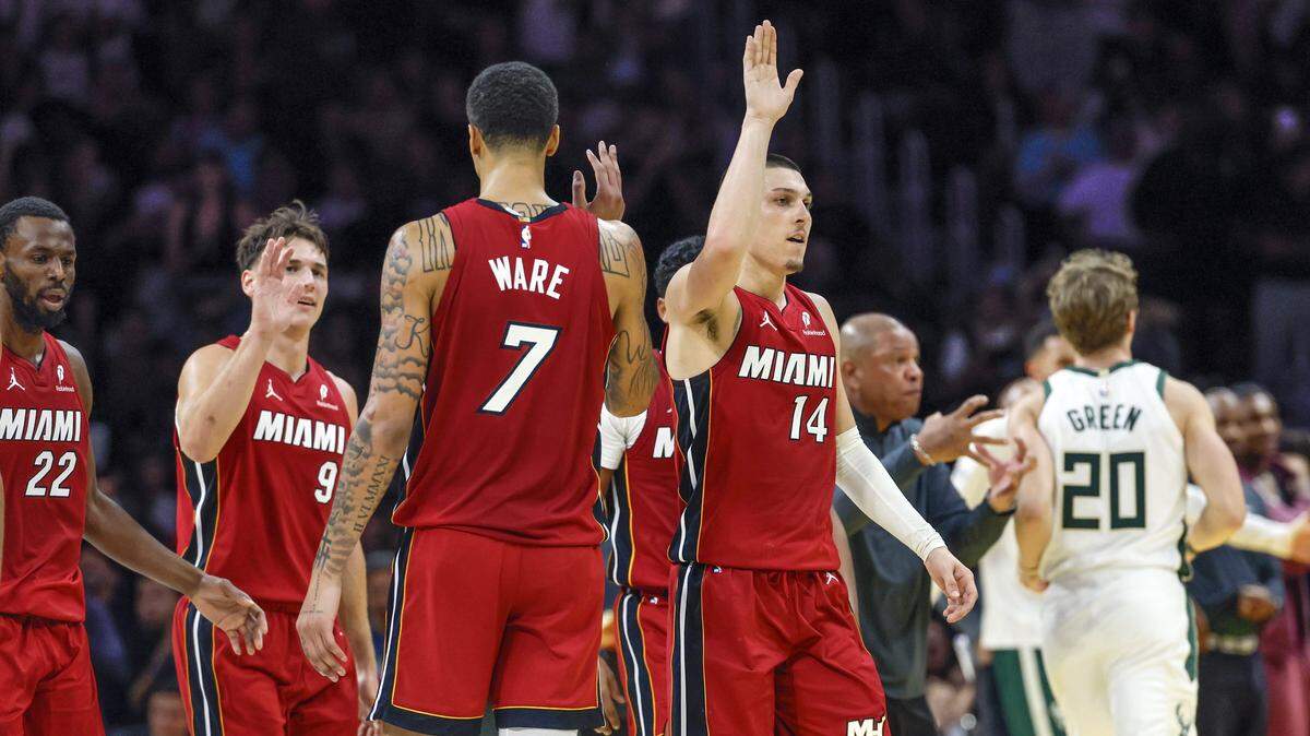 El escolta del Heat, Tyler Herro (14), y sus compañeros de equipo reaccionan ante la ventaja en la segunda mitad de su partido de la NBA contra los Bucks de Milwaukee, celebrado el 26 de noviembre de 2025 en Miami, Florida. 