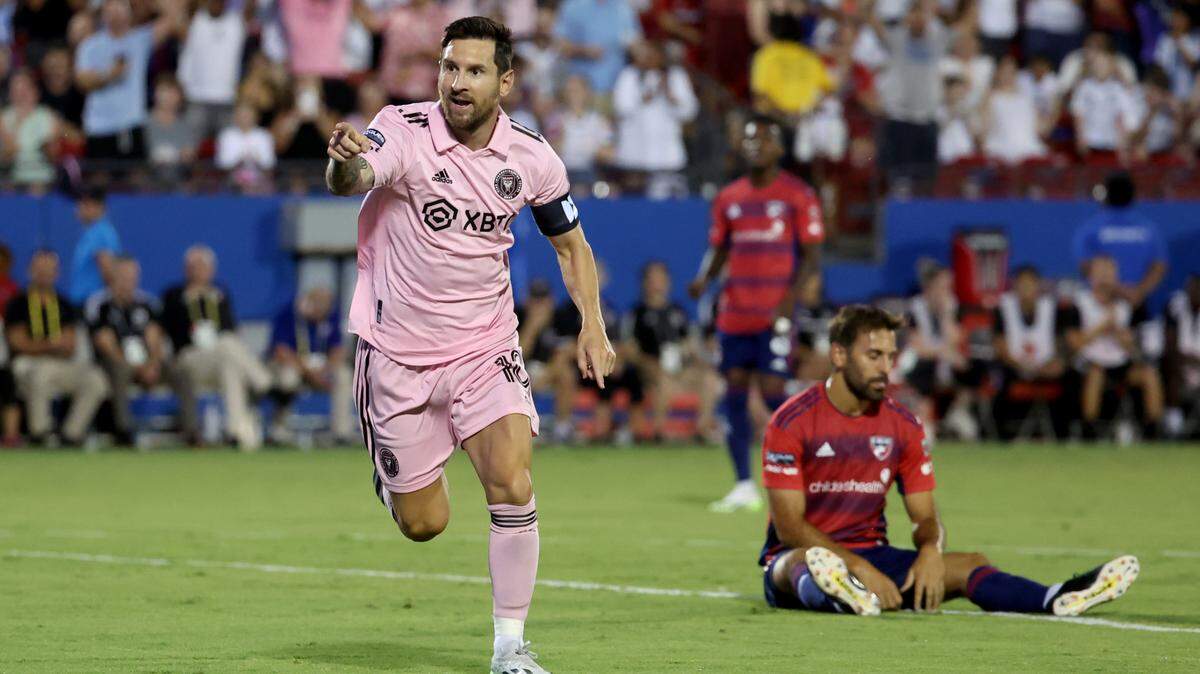 El delantero del Inter Miami Lionel Messi celebra tras anotar un gol en el partido contra FC Dallas en la Leagues Cup, celebrado el 6 de agosto de 2023 en el Toyota Stadium en Frisco, Texas.