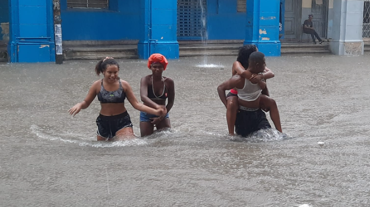Un temporal de intensas y persistentes lluvias que azotó la víspera a La Habana provocó inundaciones a las zonas bajas en varias demarcaciones de la capital cubana.