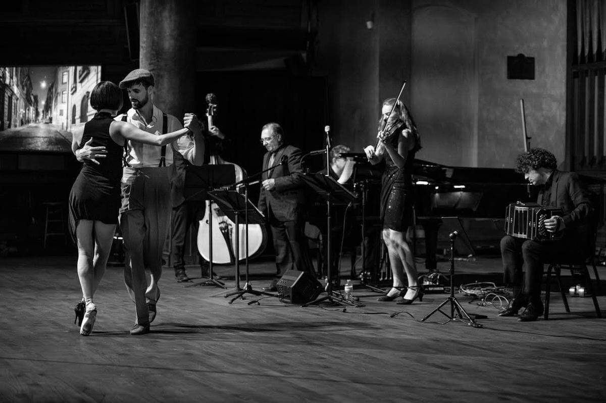 PointeTango Dance Company y Payadora Tango Ensemble interpretan una milonga.