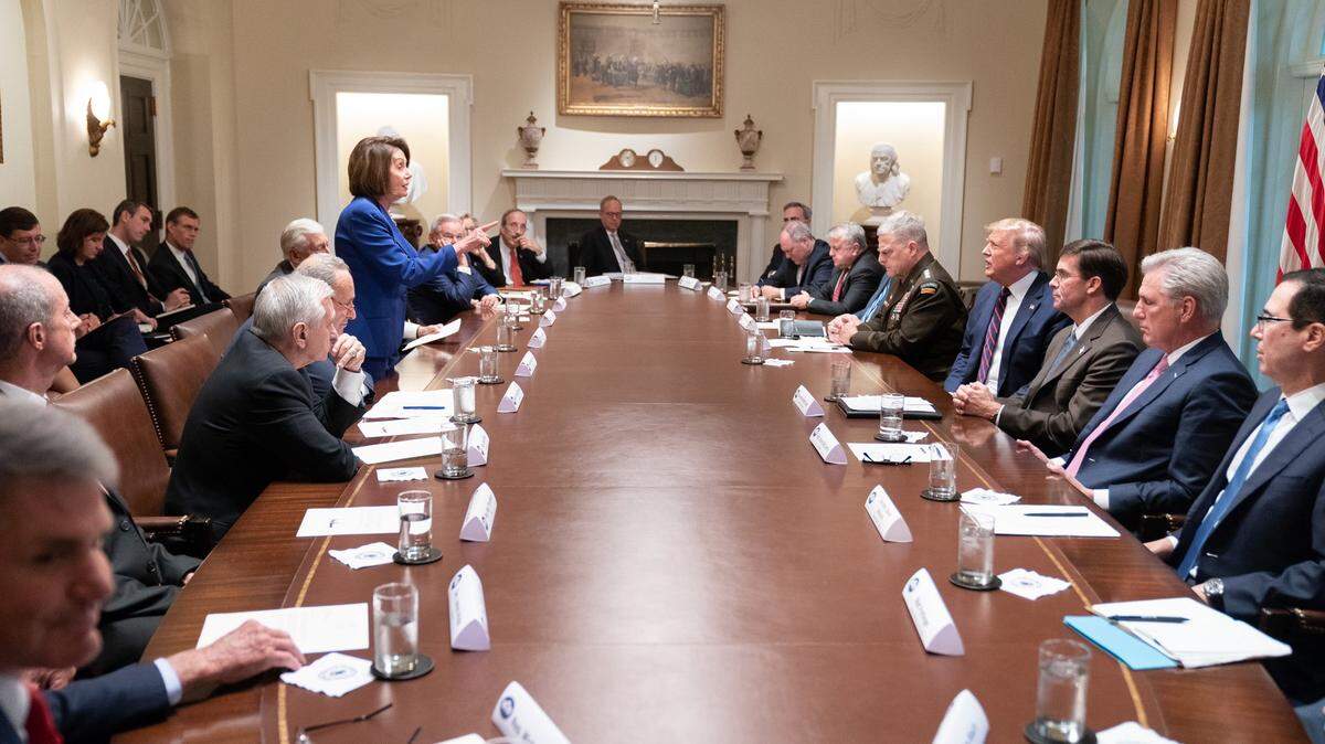 La imagen muestra a Pelosi de pie con el dedo apuntando a Trump durante una reunión en la que los congresistas demócratas dijeron que el presidente tuvo un “colapso”.