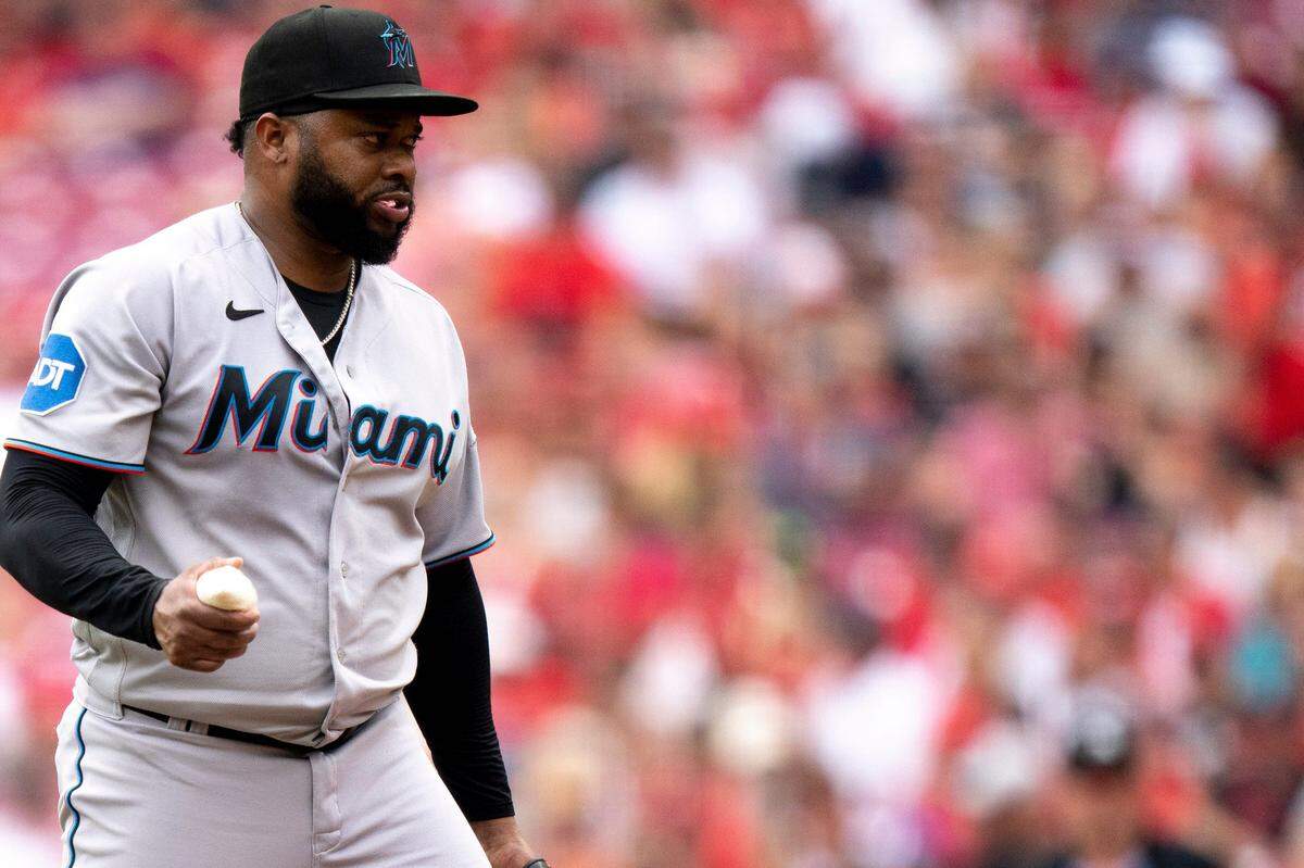 El abridor de los Marlins Johnny Cueto se prepara para lanzar en el primer inning del partido ante los Rojos de Cincinnati, celebrado el 9 de agosto de 2023 en Cincinnati.