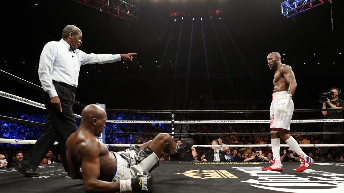 YORDENIS UGÁS (der). fue muy superior a Ray Robinson este 17 de febrero en Las Vegas.