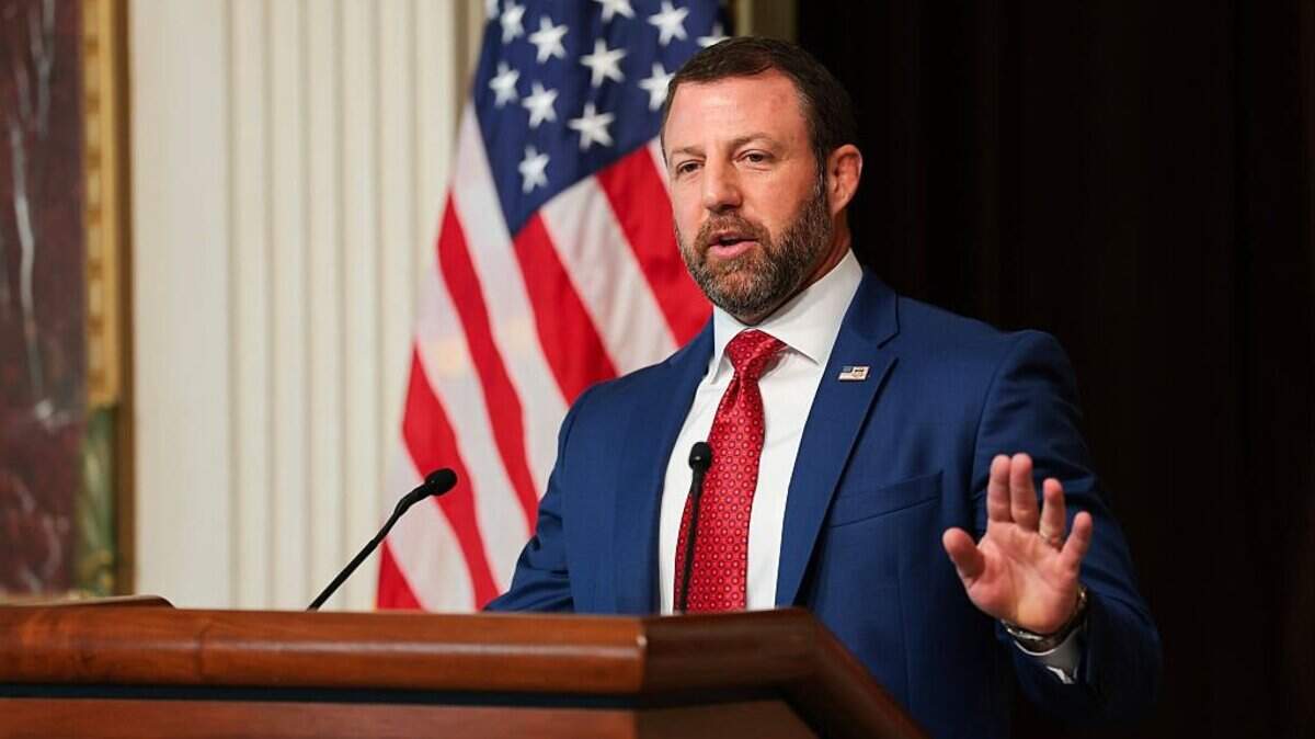 El secretario de Seguridad Nacional de EEUU, Markwayne Mullin, habla durante una conferencia de prensa en el Edificio de la Oficina Ejecutiva Eisenhower el 17 de julio de 2026 en Washington, DC. Mullin ofreció la conferencia de prensa para abordar la seguridad electoral de cara a las elecciones de mitad de mandato
