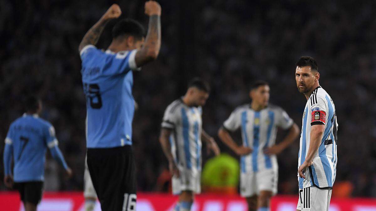 Lionel Messi (der.), capitán de la selección argentina, mira decepcionado después de la derrota contra Uruguay rumbo al Mundial , este 16 de noviembre de 2023, en Buenos Aires: