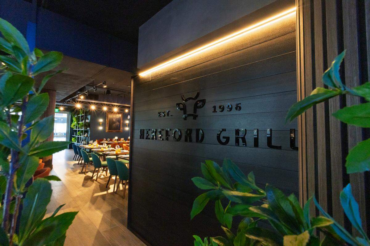 Operado por Da Silva Hospitality, esta nueva versión de Hereford Grill presenta el aire contemporáneo de una parrilla argentina. 
