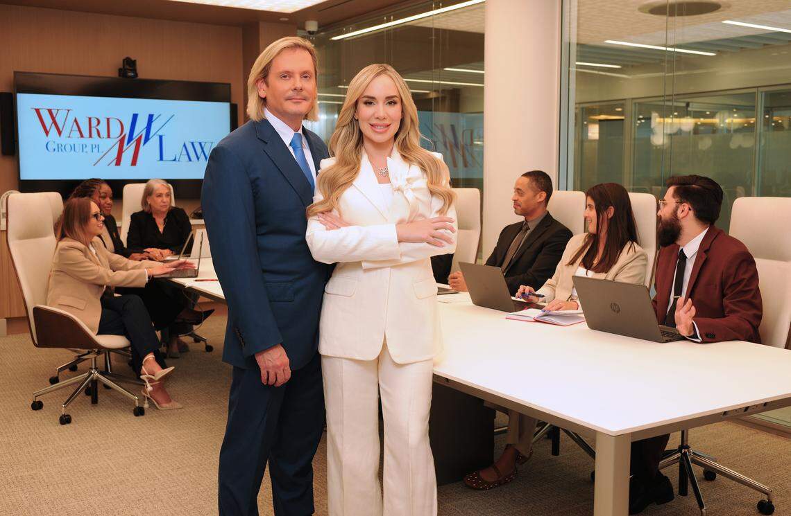 La abogada cubanoamericana Jany Martínez-Ward con su esposo, el abogado Gregory Ward, en las oficinas de The Ward Law Group, en Miami Lakes. La compañía legal se especializa en la defensa de víctimas de accidentes, en especial hispanos e inmigrantes.