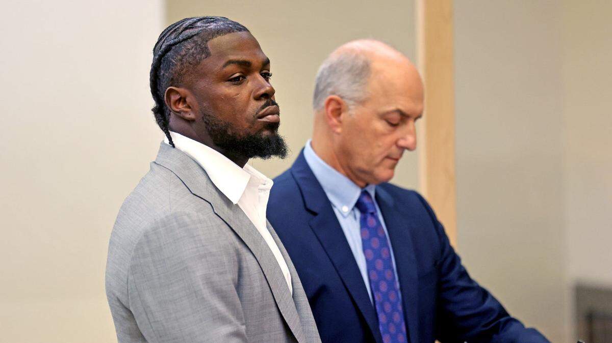 Jabrill Peppers, uno de los capitanes de los Patriots de New England de la NFL, fue arrestado por violencia y posesión de cocaína informó este lunes el equipo a través de un comunicado.