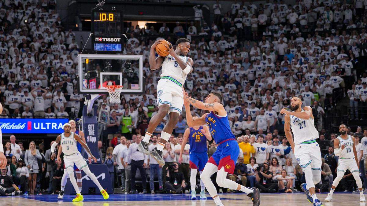 Liderados por 27 puntos de Anthony Edwards, los Timberwolves derrotaron 115-70 a los Nuggets de Denver, el jueves en Minnesota.