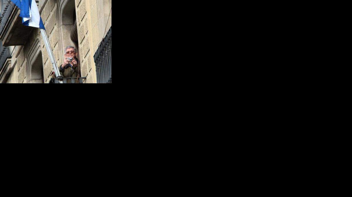 Diplomático cubano en el balcón del consulado en Barcelona. (JAG)