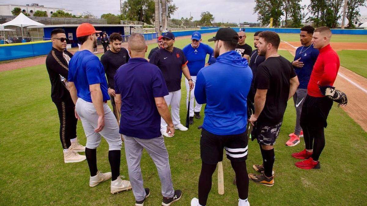 El manager Brayan Peña conversa con algunos de los miembros del equipo de FEPCUBE.