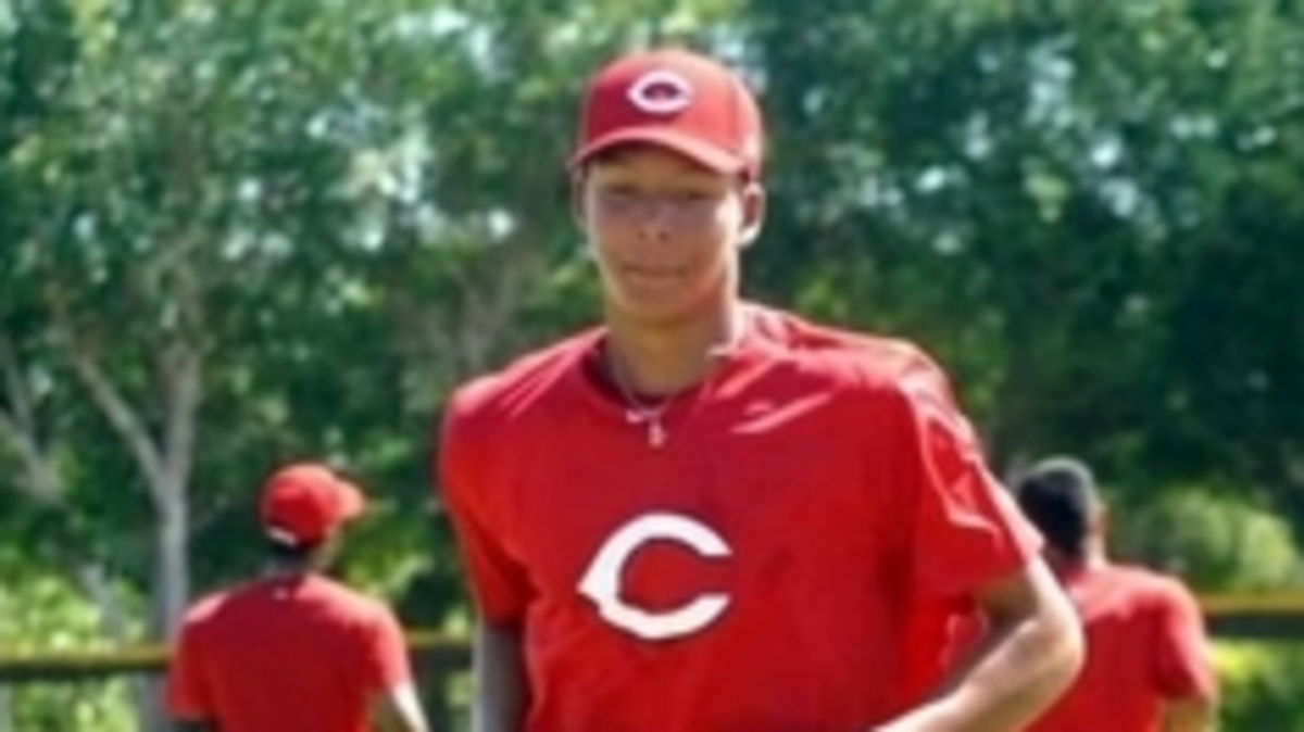 El prospecto dominicano del equipo de los Rojos de Cincinnati, el lanzador Jairo Capellán, de 19 años, murió el sábado en un accidente de tráfico en el este de Santo Domingo, República Dominicana.