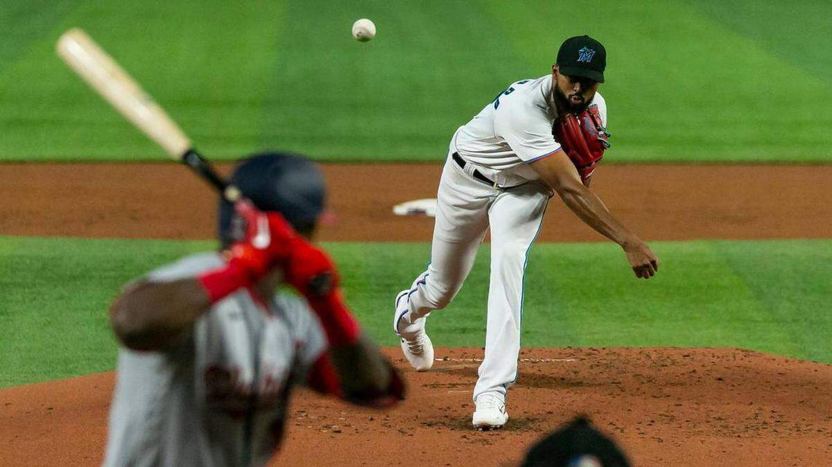 Después de una primera entrada problemática en que le pisaron el plato en una ocasión, Alcántara recuperó el control sobre sí mismo y lanzó en su mejor versión para guiar a los Marlins a un triunfo 8-2 sobre los Nacionales