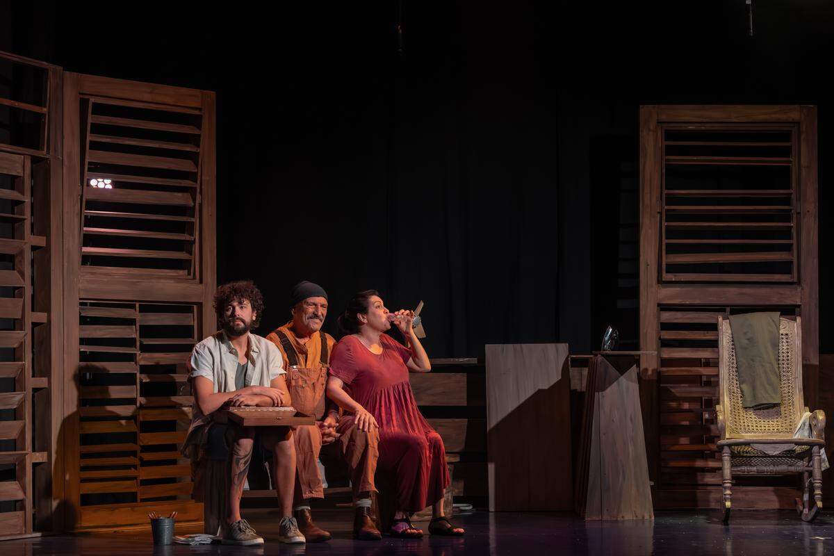 Medina Medina, Gilberto Reyes y Beatriz Valdés en otra escena de “Manteca”, de Alberto Pedro, dirigida por Raúl Martín. 