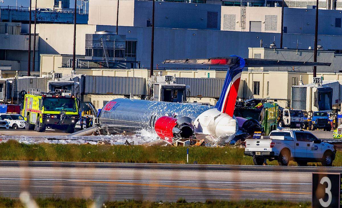 Unidades de bomberos junto a un avión de RED Air que se incendió el martes en el Aeropuerto Internacional de Miami.