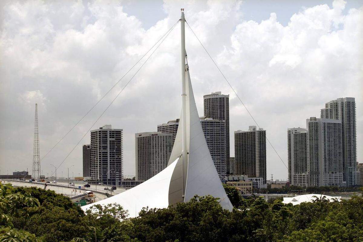 El emblemático monumento con forma de vela de Jungle Island se recorta contra el horizonte de Miami el viernes 15 de junio de 2012.