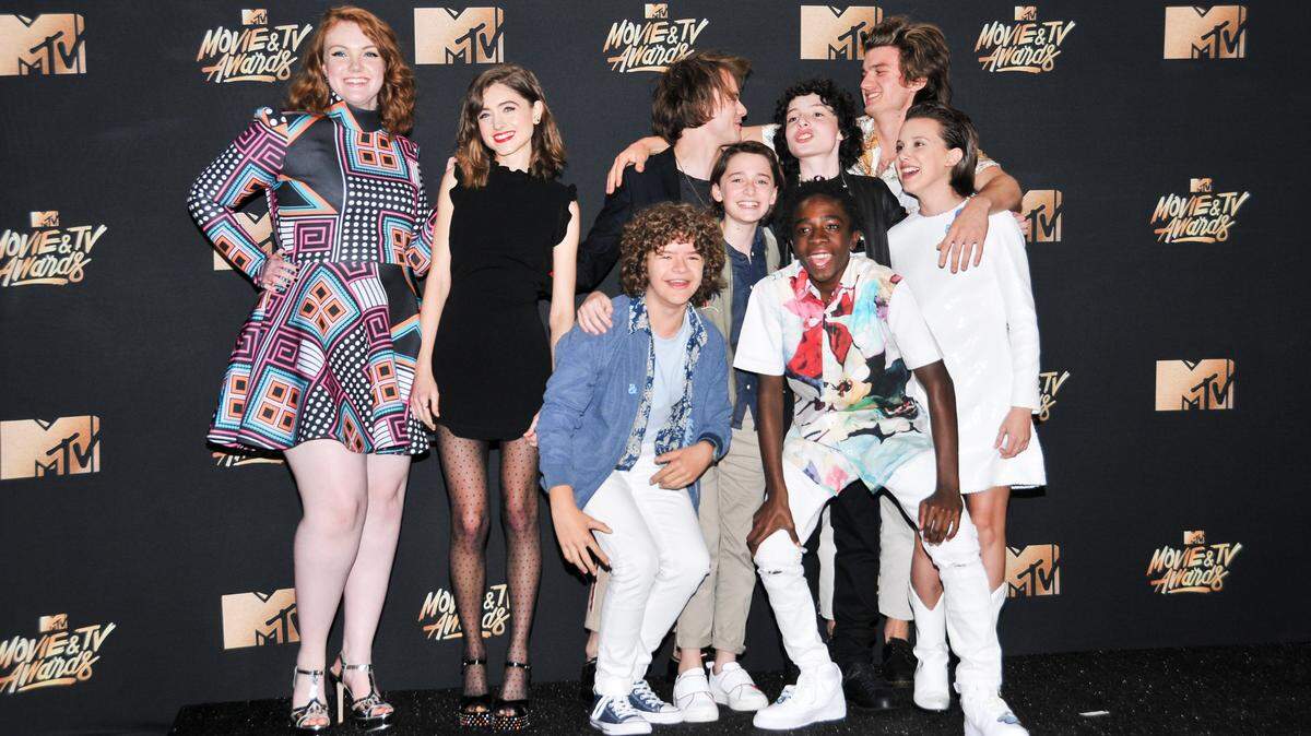 Elenco de Stranger Things en la sala de prensa de los Premios MTV de Cine y Televisión 2017, celebrada en el Auditorio Shrine el 7 de mayo de 2017 en Los Ángeles, California.