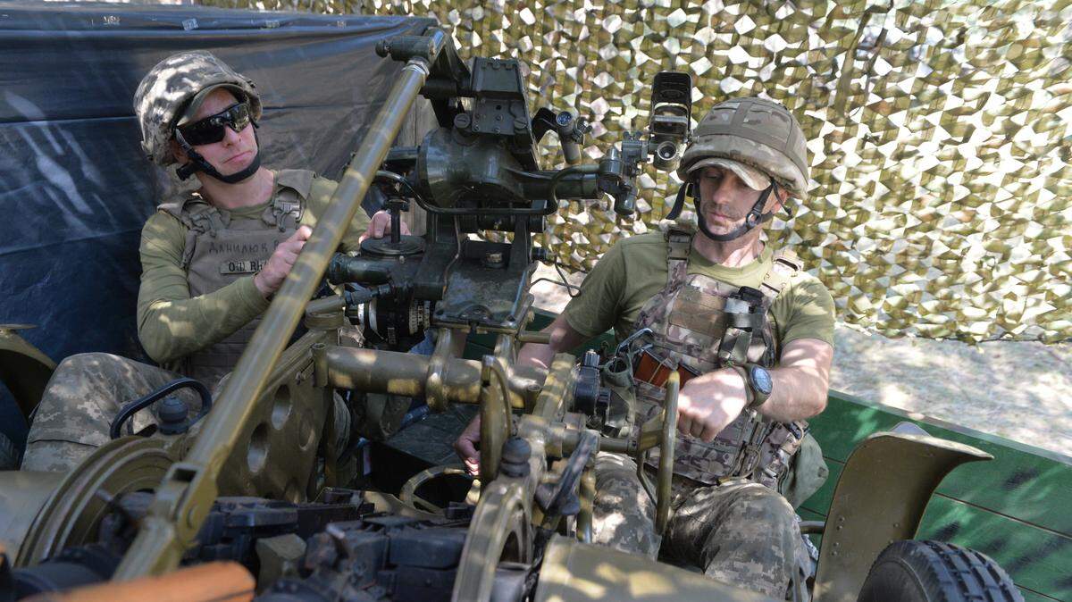 Foto de archivo del 16 de agosto de 2023 de dos soldados ucranianos en un punto defensa en el distrito Kupyansk, en Ucrania.