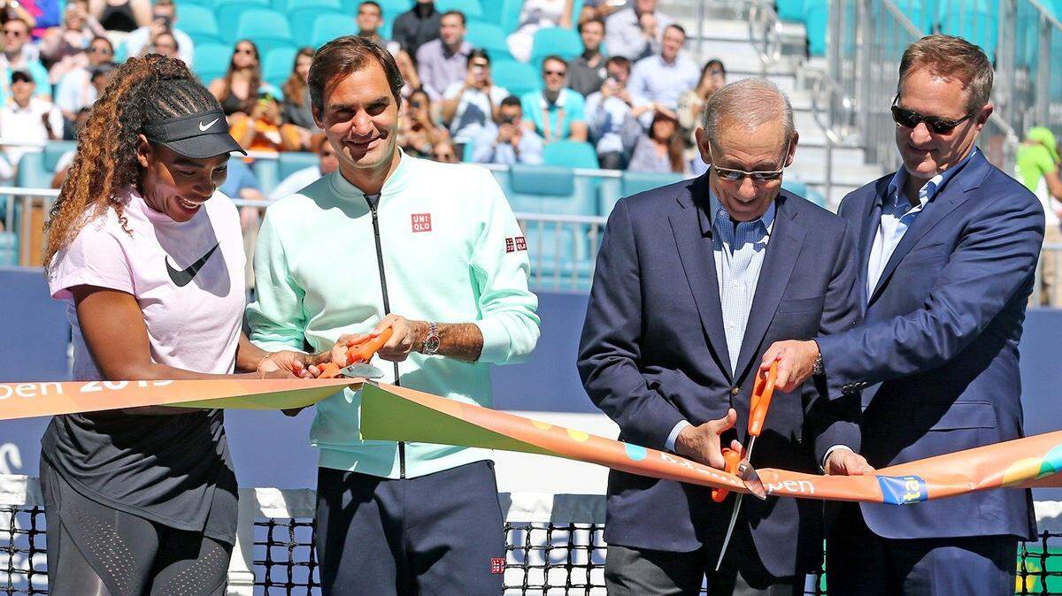 Serena Williams, Roger Federer, el dueño de los Dolphins Stephen Ross y el ejecutivo principal de ese equipo Tom Garfinkel (de izq. a der.) cortan la cinta que dejó inaugurado de forma oficial el Miami Open de tenis, en las instalaciones del Hard Rock Stadium, en Miami Gardens, Florida.