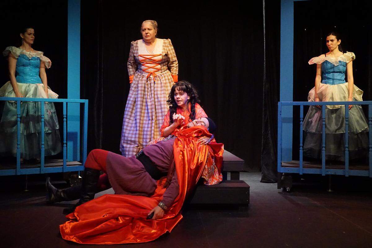 Elenco de "Aleluya erótica a Don Perlimplín". Desde la izquierda: Tamara Melián, Alicita Lora, Cindy Pérez. Abajo: Lina Echeverri y David Ponce.