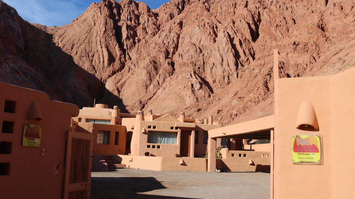 Nuestro hotel de barro, Los Colorados, en Purmamarca, en la cima de los Andes a 15,000 pies de altura. 