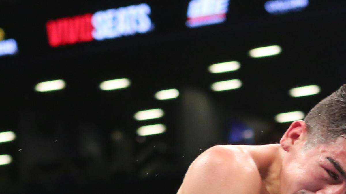 El mexicano Leo Santa Cruz, izquierda, combate contra el irlandés Carl Frampton, por el título mundial peso pluma, el sábado 30 de julio en el Barclays Center de Brooklyn. 