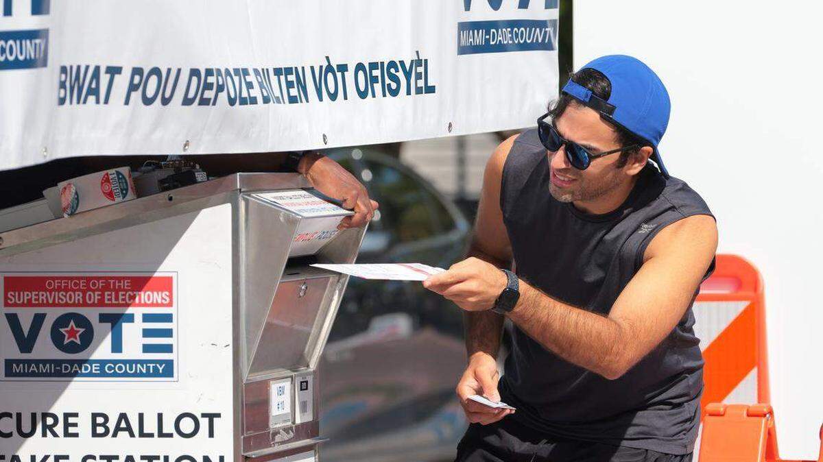Thomas Olloqui deposita su voto por correo en la Biblioteca de la Sucursal North Shore durante el primer día de votación anticipada para las elecciones municipales en Miami Beach, el lunes 20 de octubre de 2025. SAM NAVARRO Especial para el Miami Herald