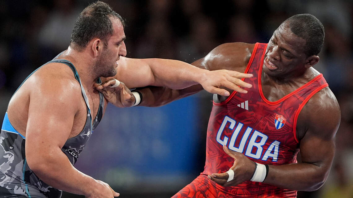Atleta cubano que busca un histórico quinto oro seguido en París avanza a la final
