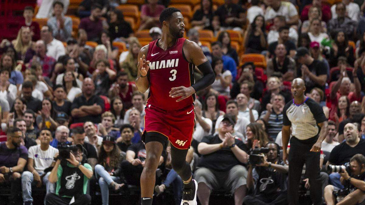 El escolta del Heat Dwyane Wade reacciona tras anotar una canasta ante los Trail Blazers, en el segundo cuarto del partido celebrado el 27 de octubre de 2018 en Miami.