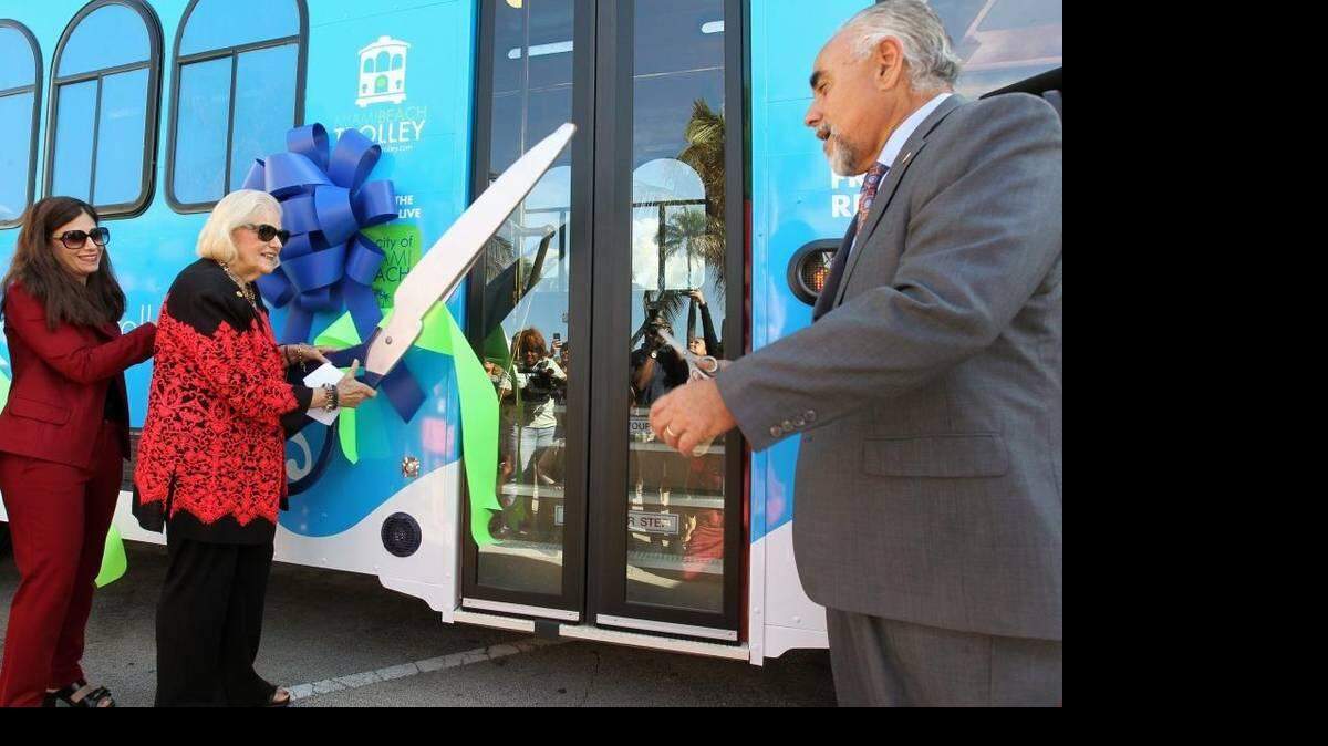 De izquierda a derecha Danila E. Bonini, ayudante del Comisionado Michael Grieco; Comisionada Joy V.W. Malakoff; Y Jimmy Morales, gerente de la ciudad de Miami Beach, durante la ceremonia para inaugurar una nueva ruta de trolley. Roberto Koltun rkoltun@miamiherald.com