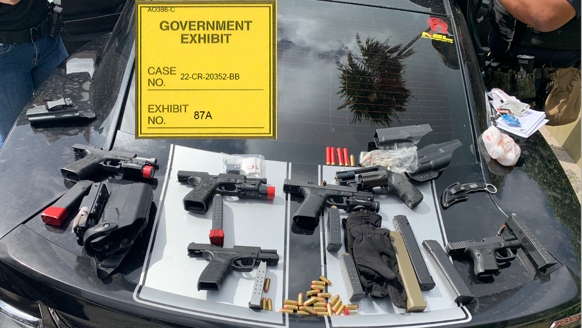 Las autoridades de Miami dijeron que un hombre tenía un negocio ilegal de tráfico de armas y se las vendía a este tipo de personas.