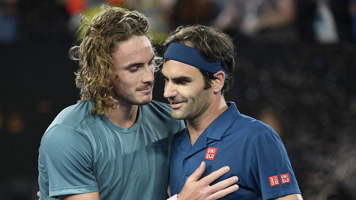 Stefanos Tsitsipas (izq.) felicita a Roger Federer tras ganar el partido en el Abierto de Australia, el 20 de enero de 2019.