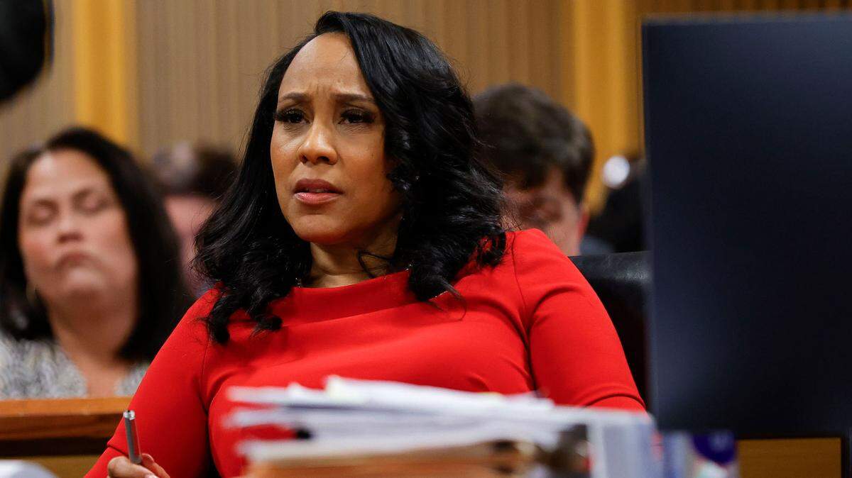 La fiscal de distrito del condado de Fulton, Fani Willis, observa durante una audiencia sobre el caso de interferencia electoral de Georgia, el viernes 1 de marzo de 2024, en Atlanta.
