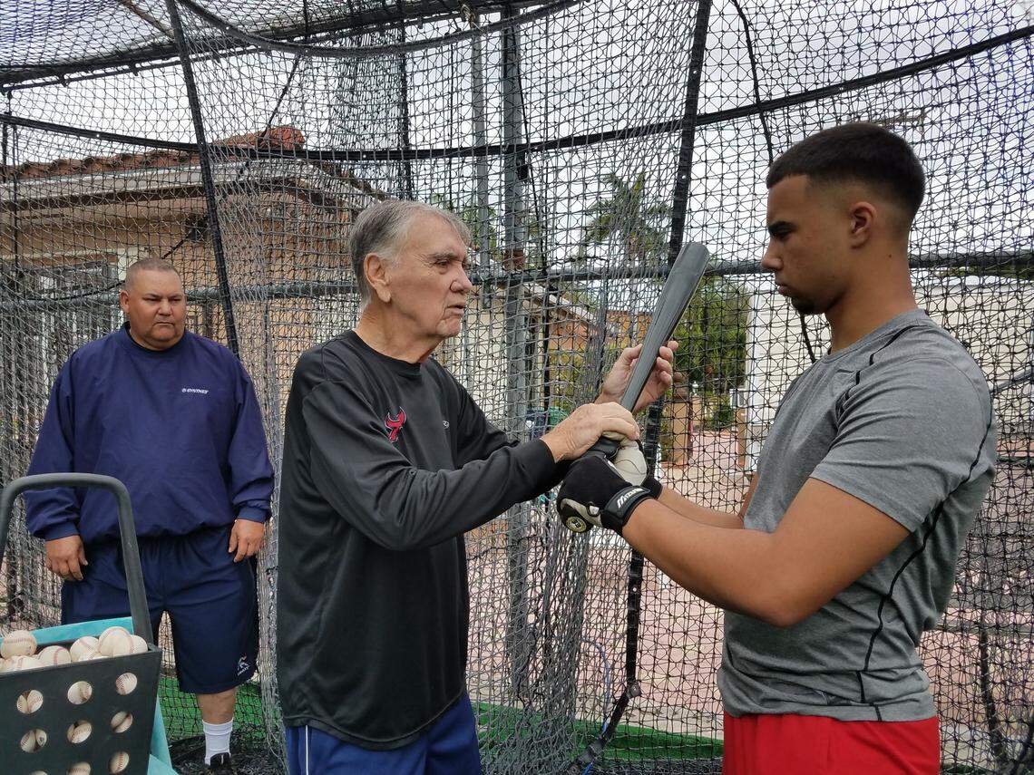 LEO POSADA durante una clase de bateo, acompañado por José Feliciano González (fondo) y Eduard Hernández.