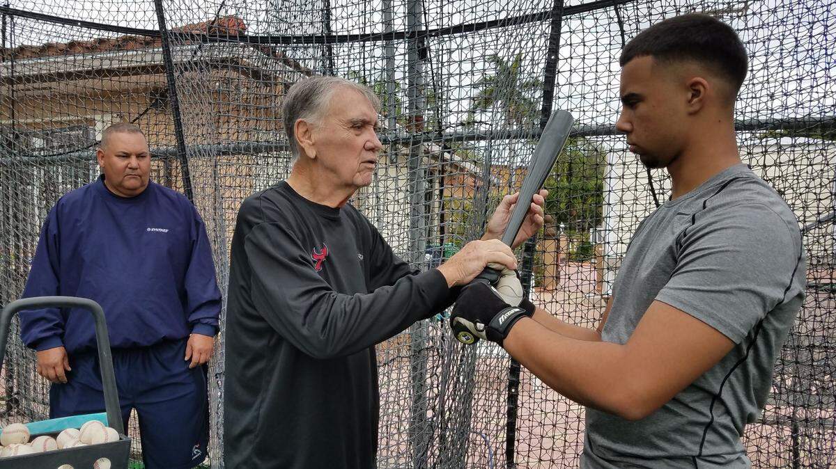 LEO POSADA durante una clase de bateo, acompañado por José Feliciano González (fondo) y Eduard Hernández.