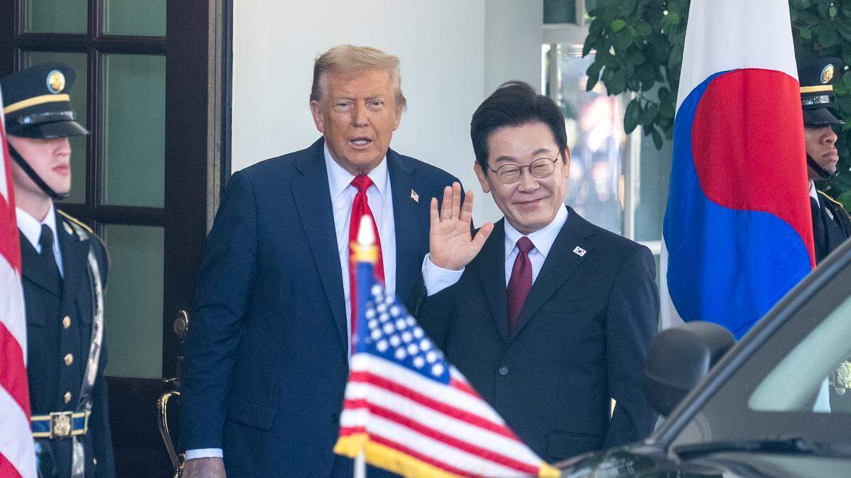 Foto de archivo del presidente de Estados Unidos, Donald Trump, recibiendo a su homólogo de Corea del Sur, Lee Jae-myung, en la Casa Blanca, Washington DC, el 25 de agosto de 2025.