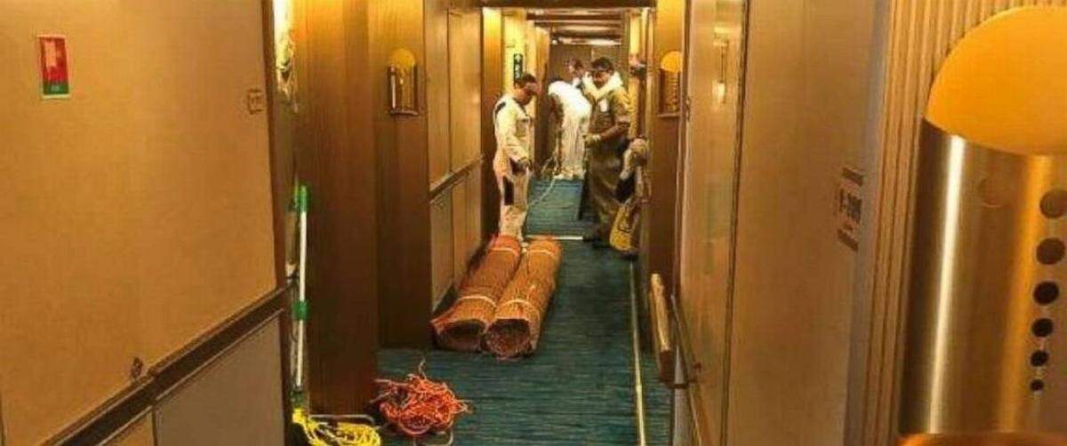 Empleados de limpieza de la línea de cruceros se encargan de reponer los pasilllos y cabinas después del accidente causado por una rotura en la tubería de agua.