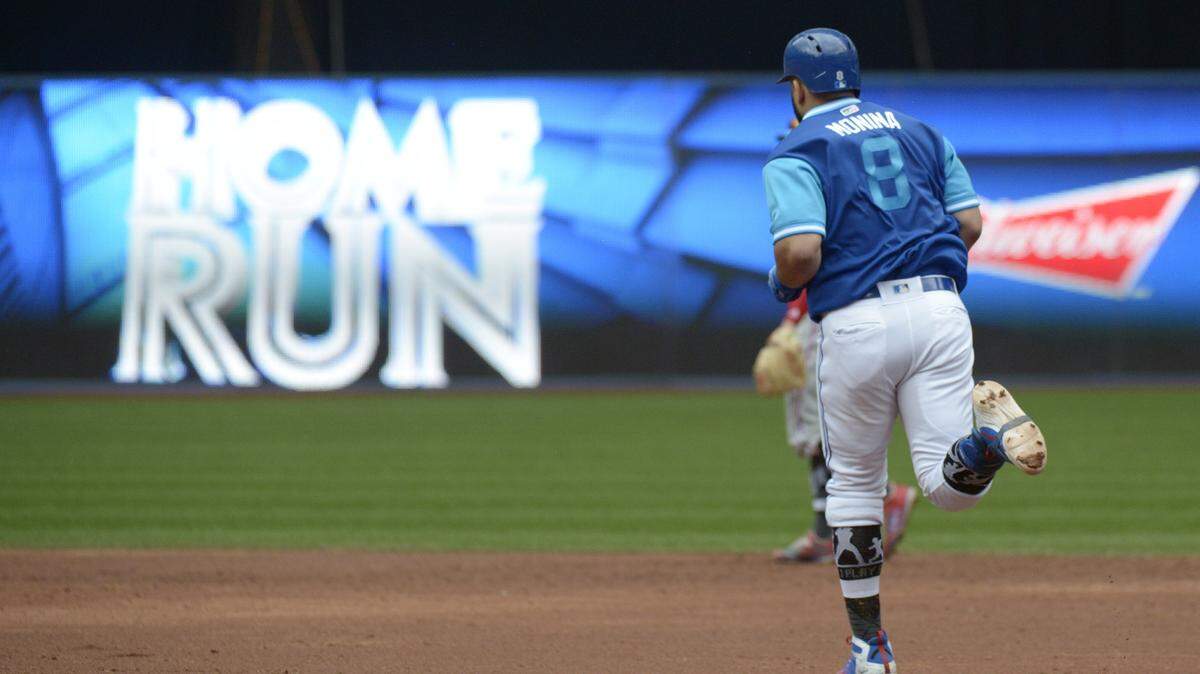 El primera base de los Azulejos Kendrys Morales recorre las bases luego de pegar un cuadrangular en el tercer inning ante el abridor de los Filis, Vince Velázquez, el 26 de agosto de 2018 en Toronto.