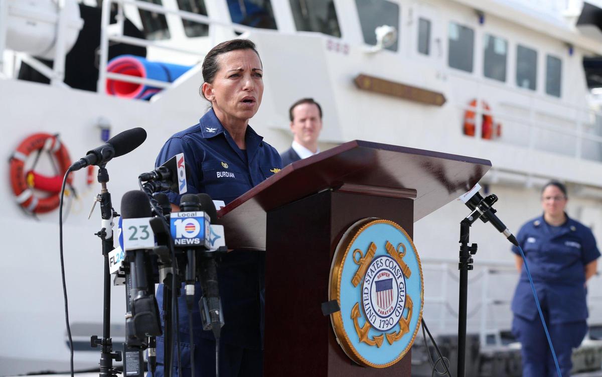 La capitana de la Guardia Costera de EEUU. Jo-Ann Burdian, y el agente especial a cargo de Investigaciones de Seguridad Nacional en Miami, Anthony Salisbury, durante una conferencia de prensa, el jueves 27 de enero de 2022, en Miami Beach, sobre el naufragio de un bote con 40 personas. Recuperaron cuatro cuerpos más para un total de cinco.