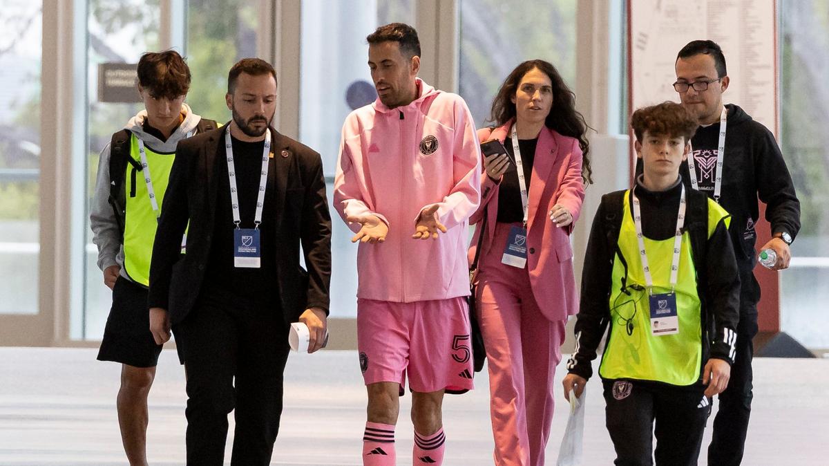 El mediocampista del Inter Miami Sergio Busquets (5) llega al Convention Center en Miami Beach para el Día de los Medios en la MLS, el 11 de enero de 2024.
